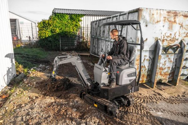 Minibagger „Bobmaster Pro“ – Diesel, 890 kg mit Knickarm + Schaufel-Set
