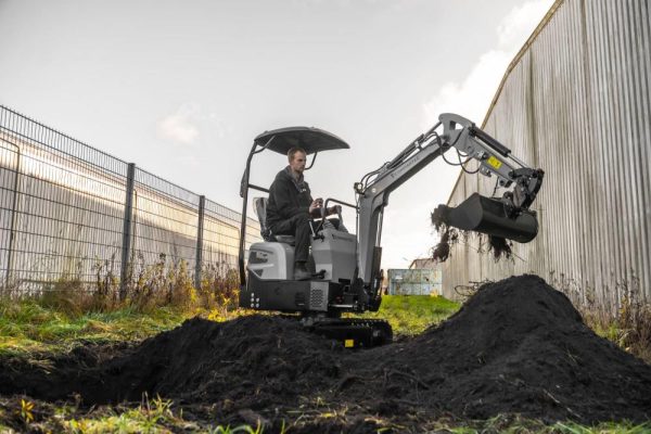 Minibagger „Bobmaster Pro“ – Diesel, 890 kg mit Knickarm + Schaufel-Set