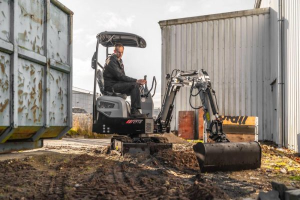 Minibagger „Bobmaster Pro“ – Diesel, 890 kg mit Knickarm + Schaufel-Set