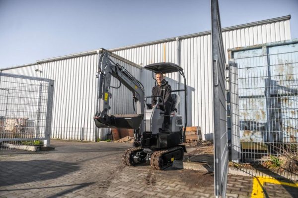 Minibagger „Bobmaster Pro“ – Diesel, 890 kg mit Knickarm + Schaufel-Set